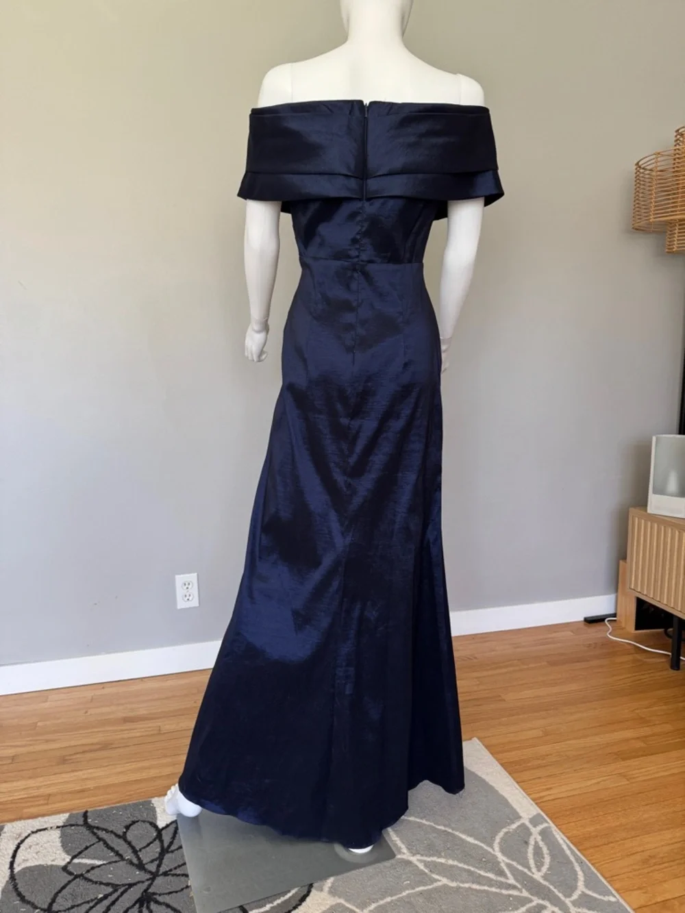 Betsy & Adam Off-Shoulder Midnight Blue Evening Gown Size 6 - Picture 4 of 6
